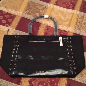 VS tote NWT has zipper!